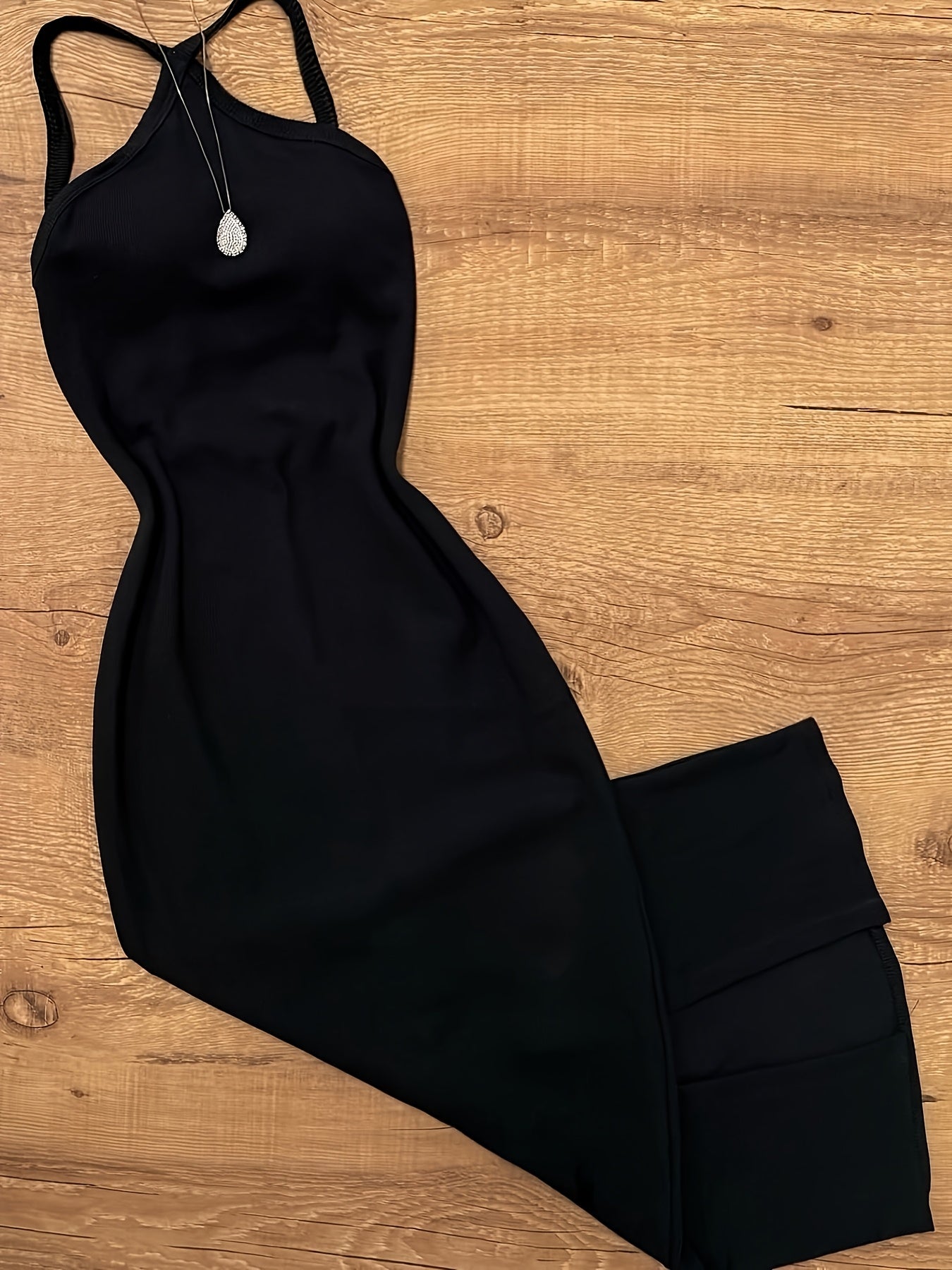 Midi-kjole til kvinder i bodycon-stil med krydsede stropper til elegante udflugter