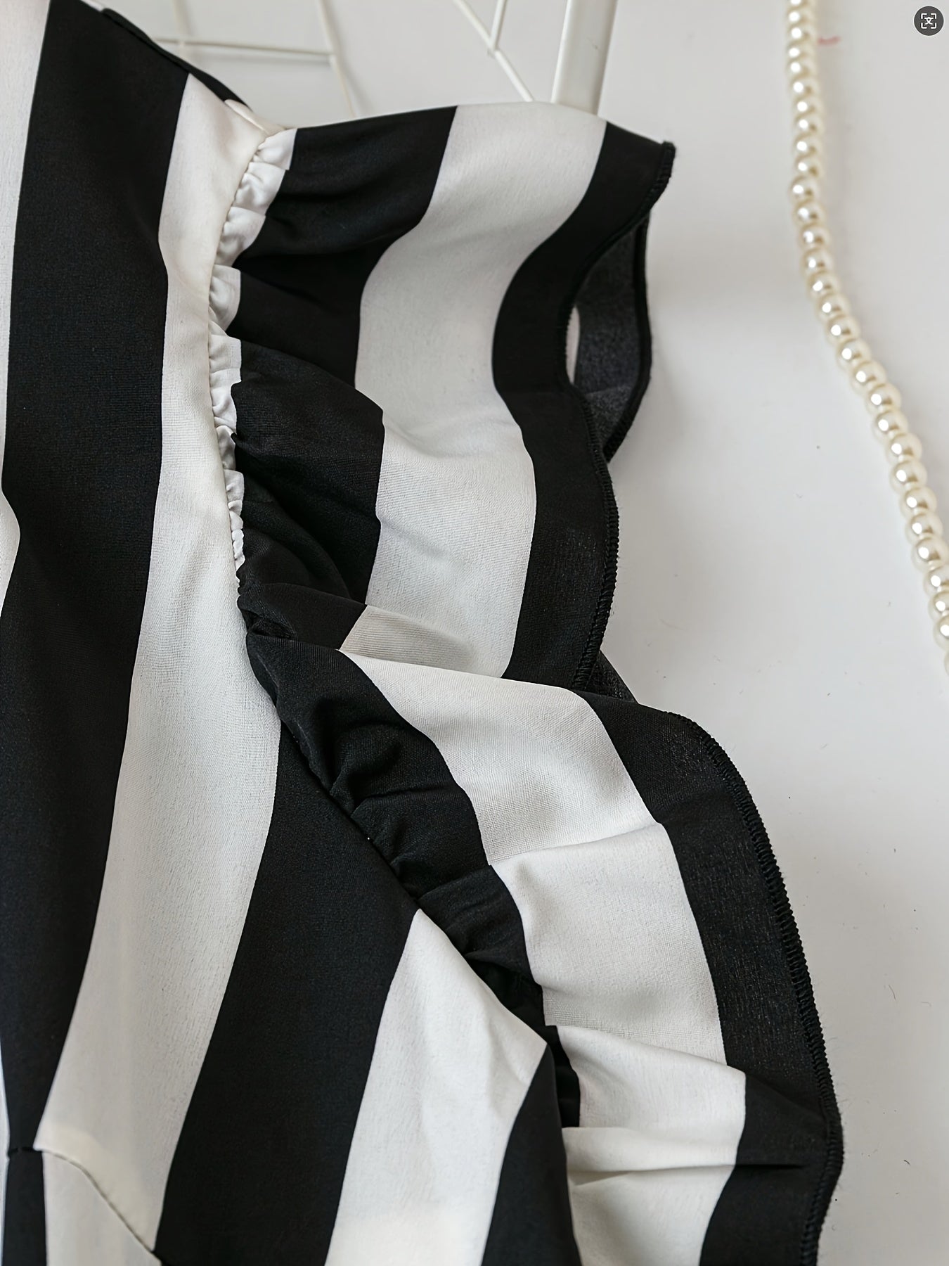 Elegant stribet bluse til kvinder med lavallière-krave og flæseærmer - Chic stil til kontoret eller udflugter