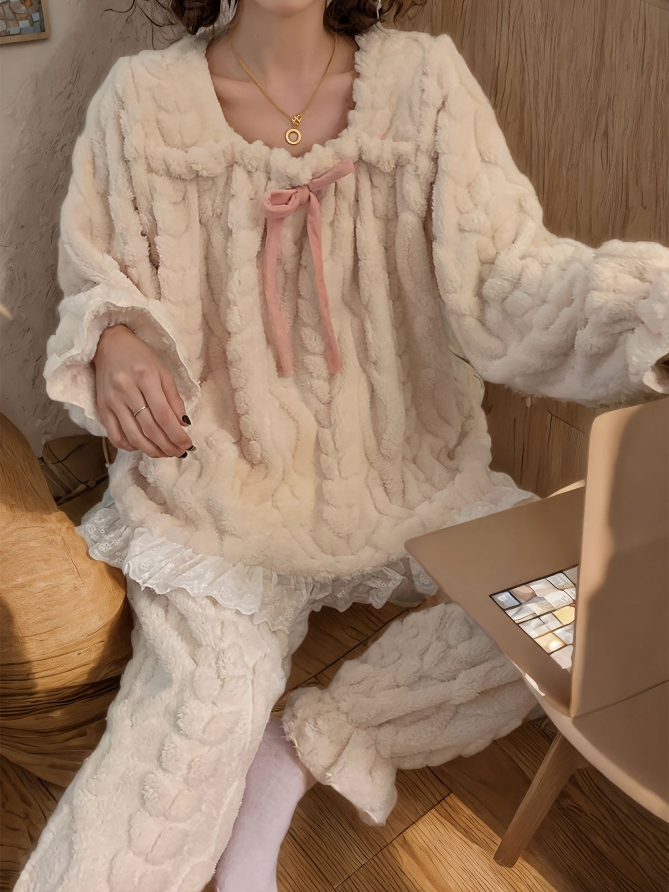 Pyjama Femme Doux et Moelleux Beige Écru Col Carré Volants Dentelle