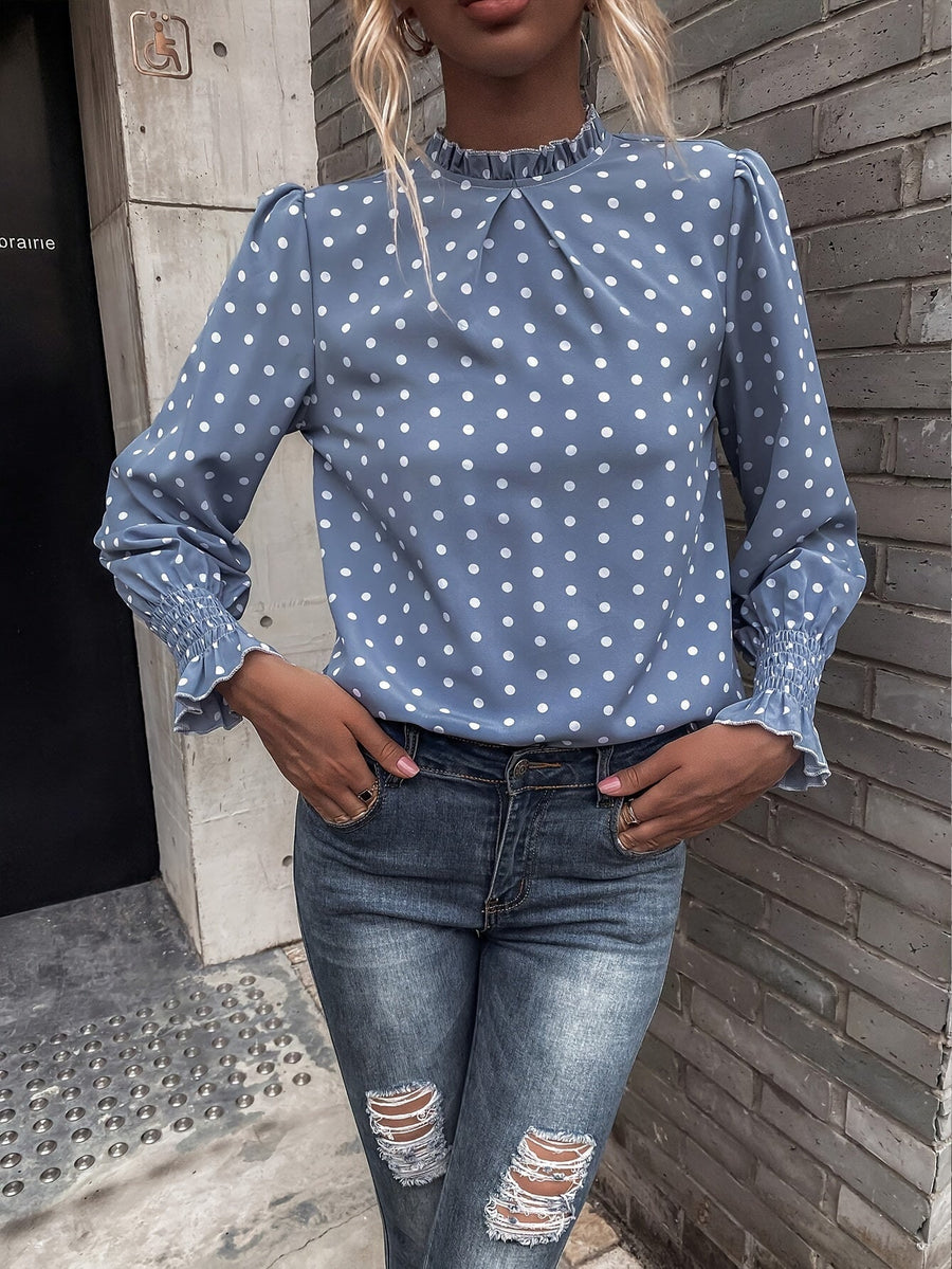 Blauwe damesblouse met stippen, opstaande kraag en lange mouwen