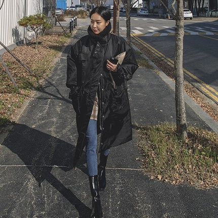 Abrigo largo acolchado negro de corte oversize para mujer