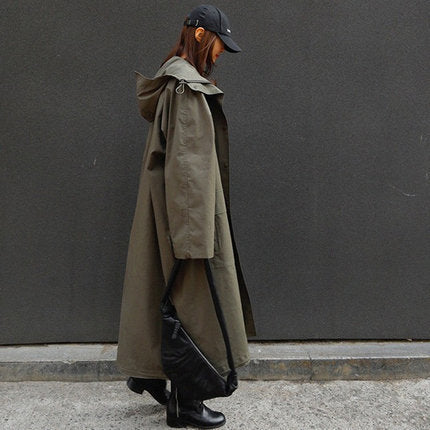 Langer Damenmantel mit Kapuze in Khaki im lässigen Stil