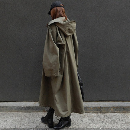 Langer Damenmantel mit Kapuze in Khaki im lässigen Stil