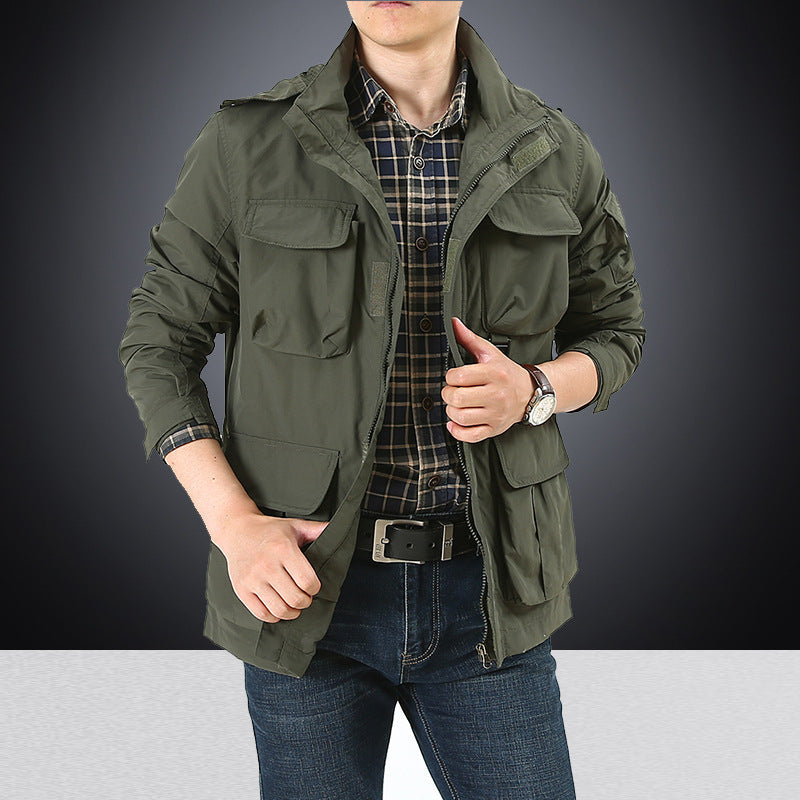 Herrenjacke im Militärstil mit mehreren Taschen und Reißverschluss