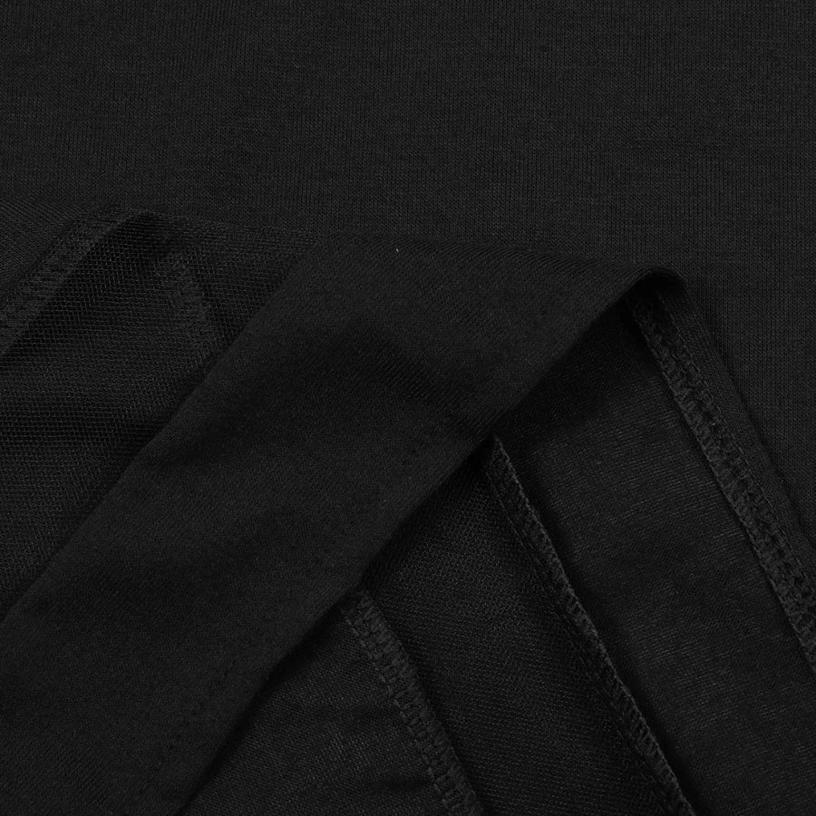 Elegant kjole for dame med blondermer og bølget hals for kveld og arrangement
