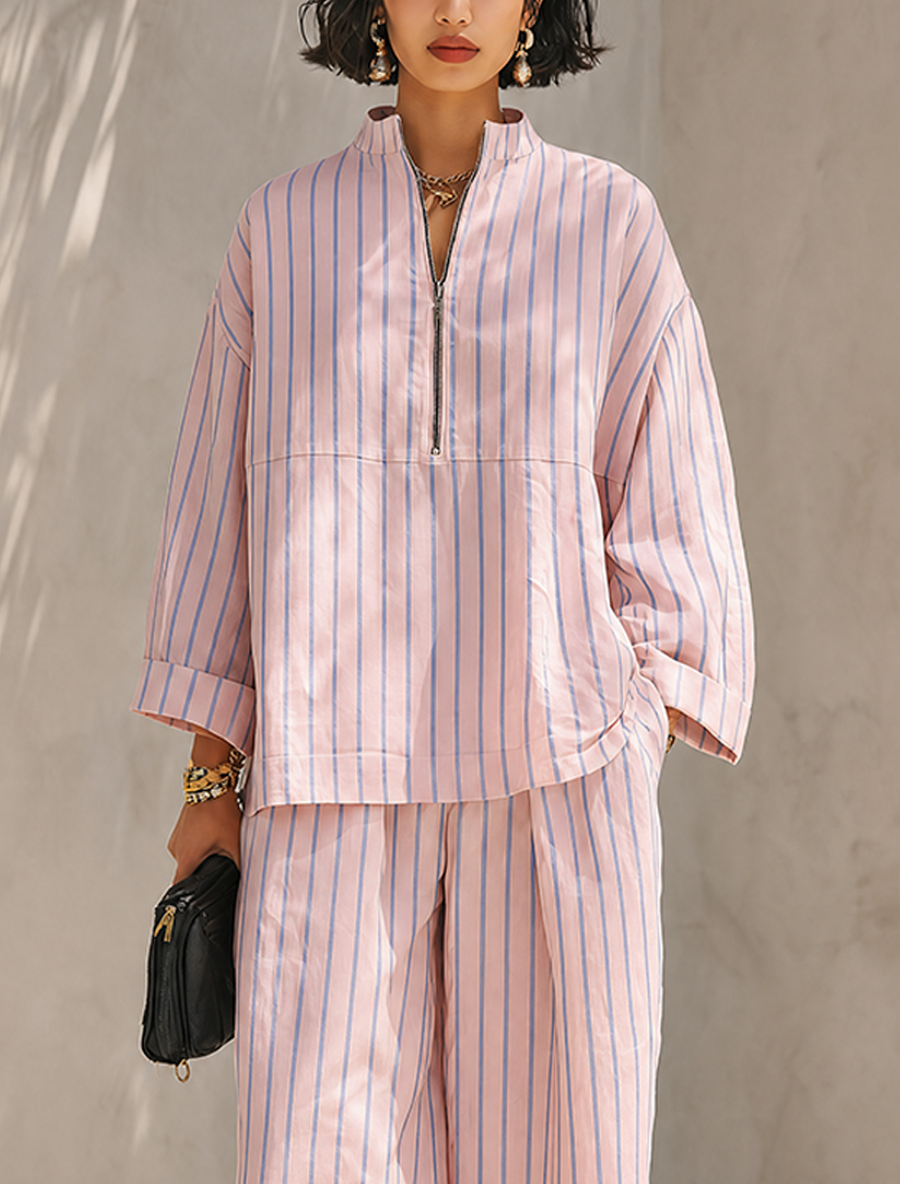 Stripete sett til dame i rosa og blått med høy krage, glidelås, 3/4-ermer og vide, ledige bukser
