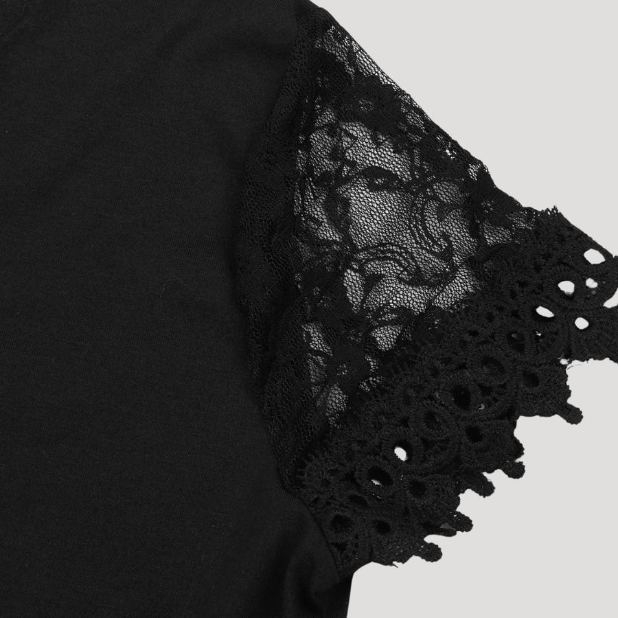 Elegant kjole for dame med blondermer og bølget hals for kveld og arrangement