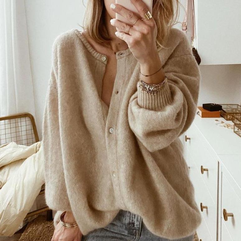 Beige, løstsittende cardigan for dame med knapper i myk strikk
