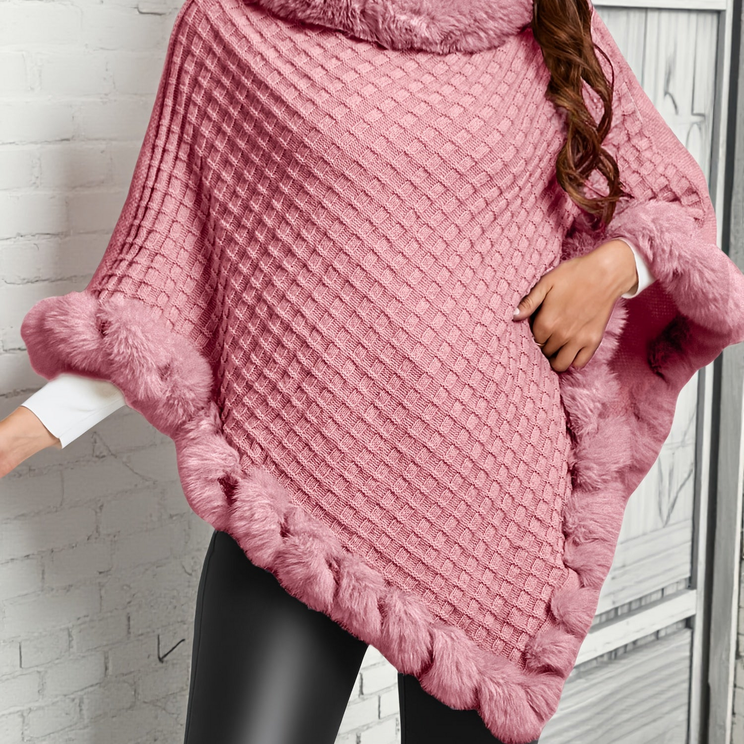 Poncho Femme Tricoté Motif Losanges Gris avec Bordure en Fausse Fourrure