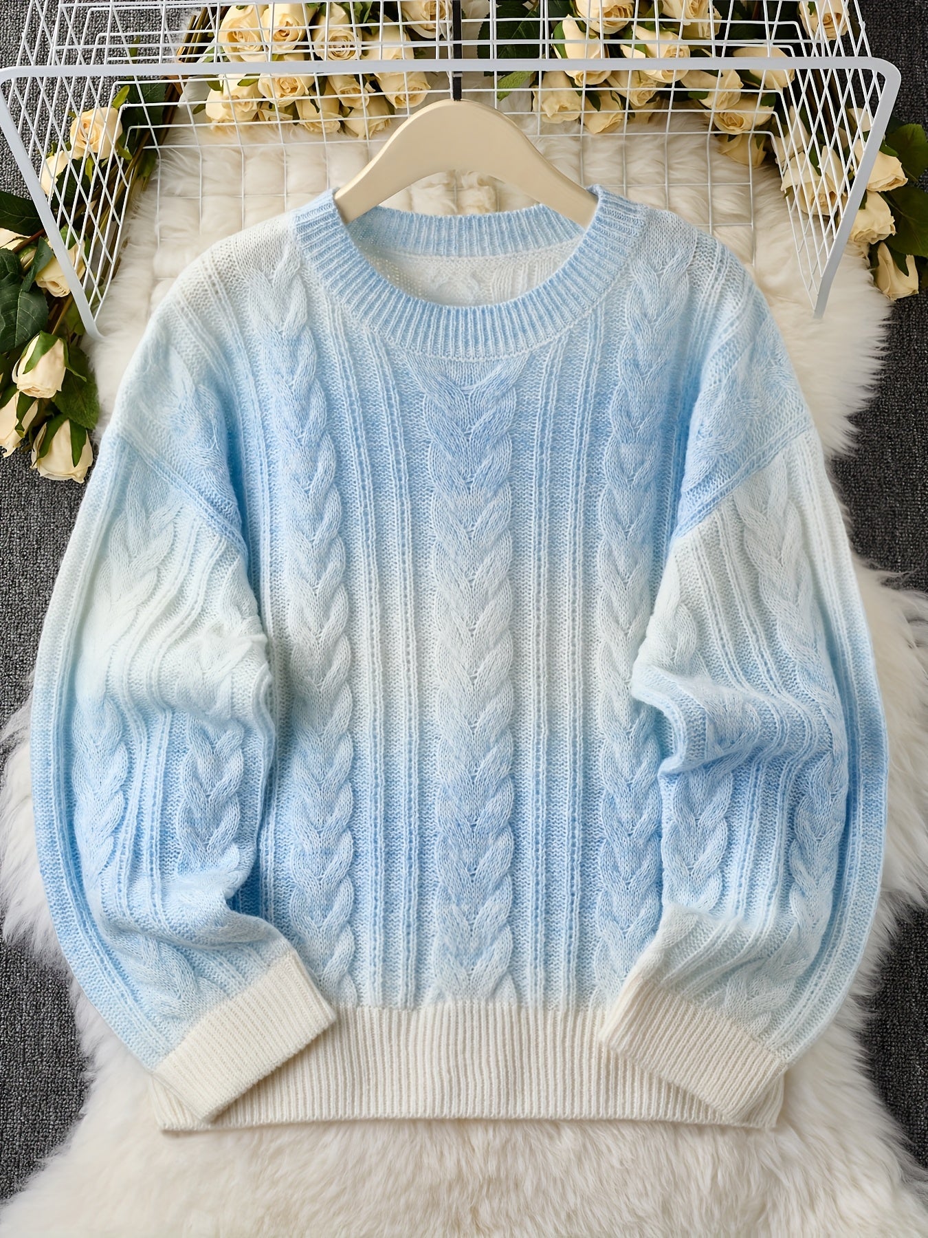 Pull en maille tressée bicolore bleu ciel et blanc col rond doux