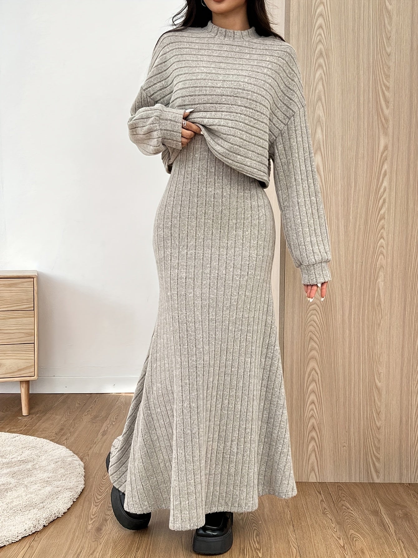 Ensemble pull court et jupe longue côtelés gris pour femme