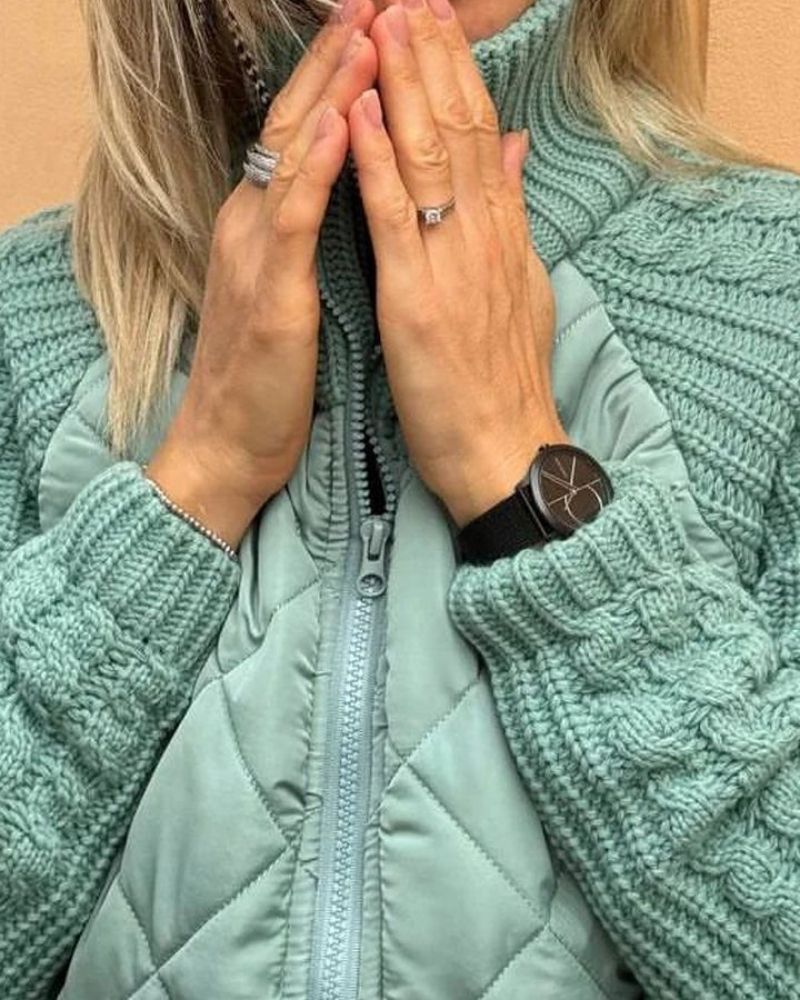Women's quilted jacket with knitted sleeves and stand-up collar