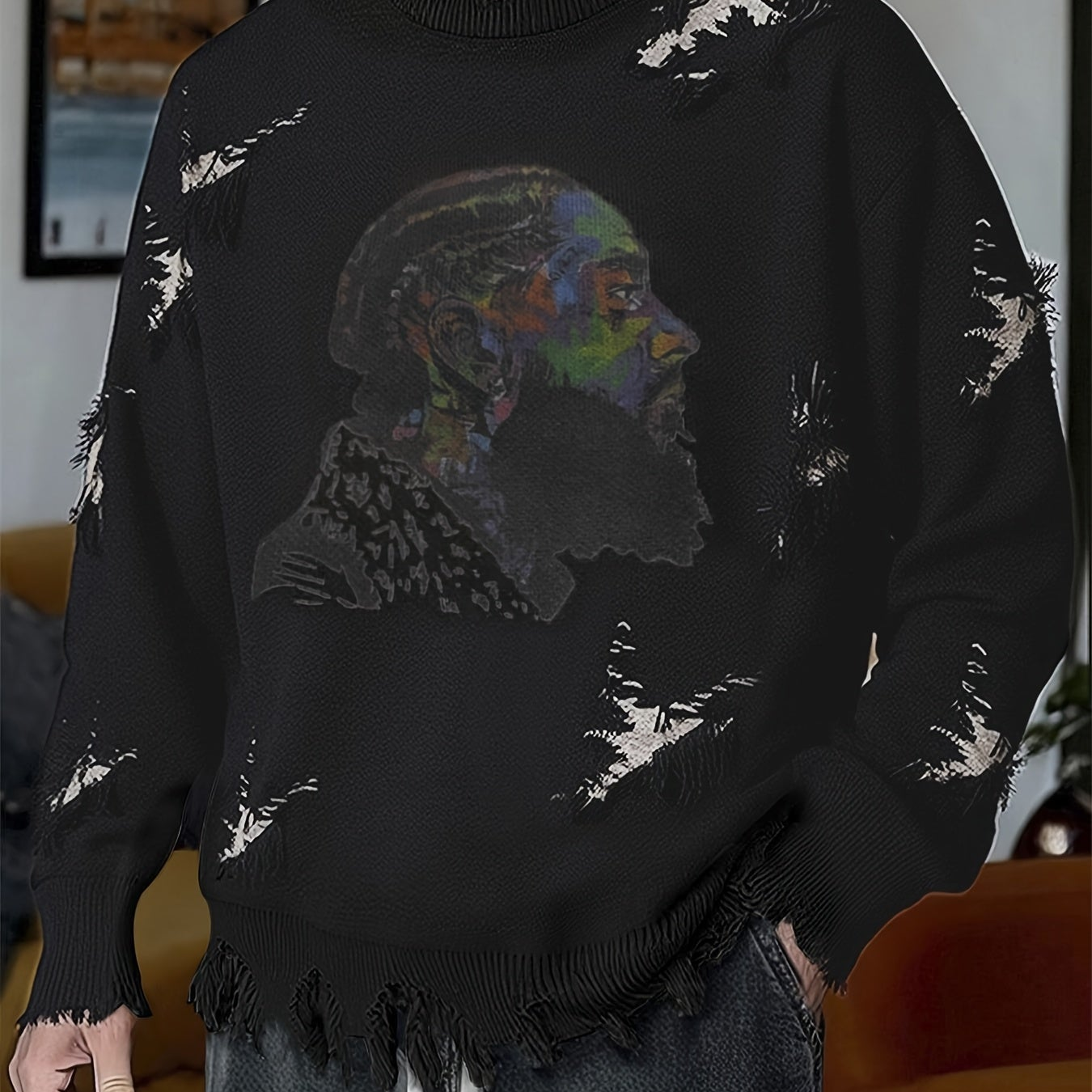 Pull homme décontracté beige à col rond avec motif visage coloré et détails déchirés