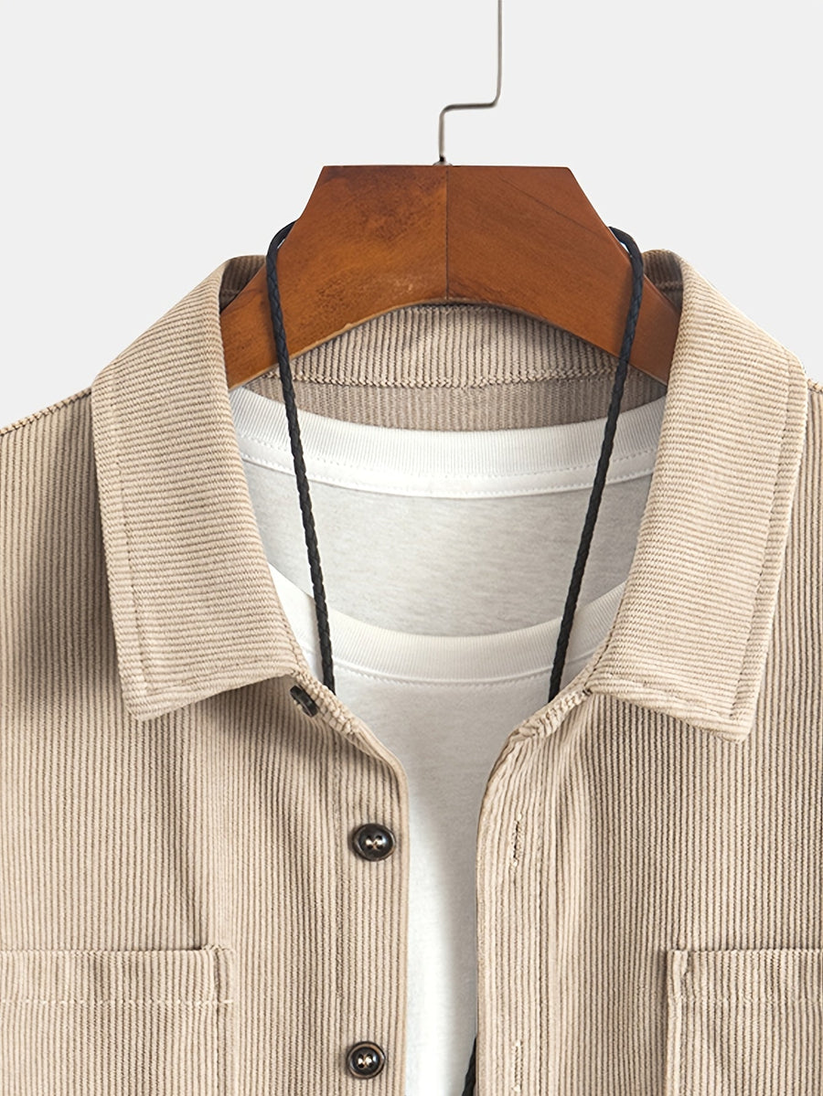Herrenhemd im Overshirt-Stil aus geripptem Stoff mit Knöpfen und Brusttaschen