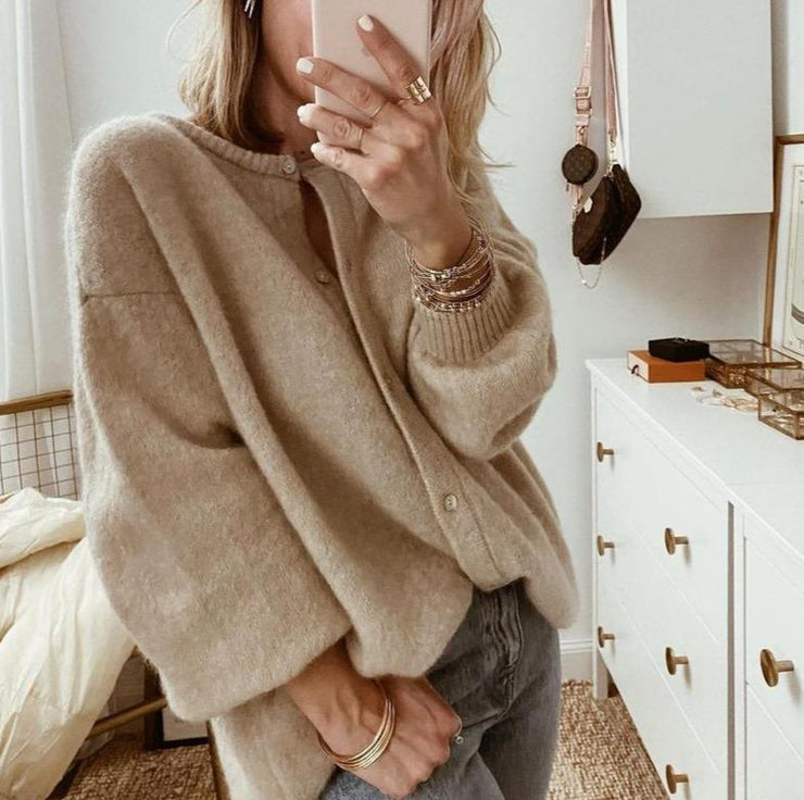 Beige, løstsittende cardigan for dame med knapper i myk strikk