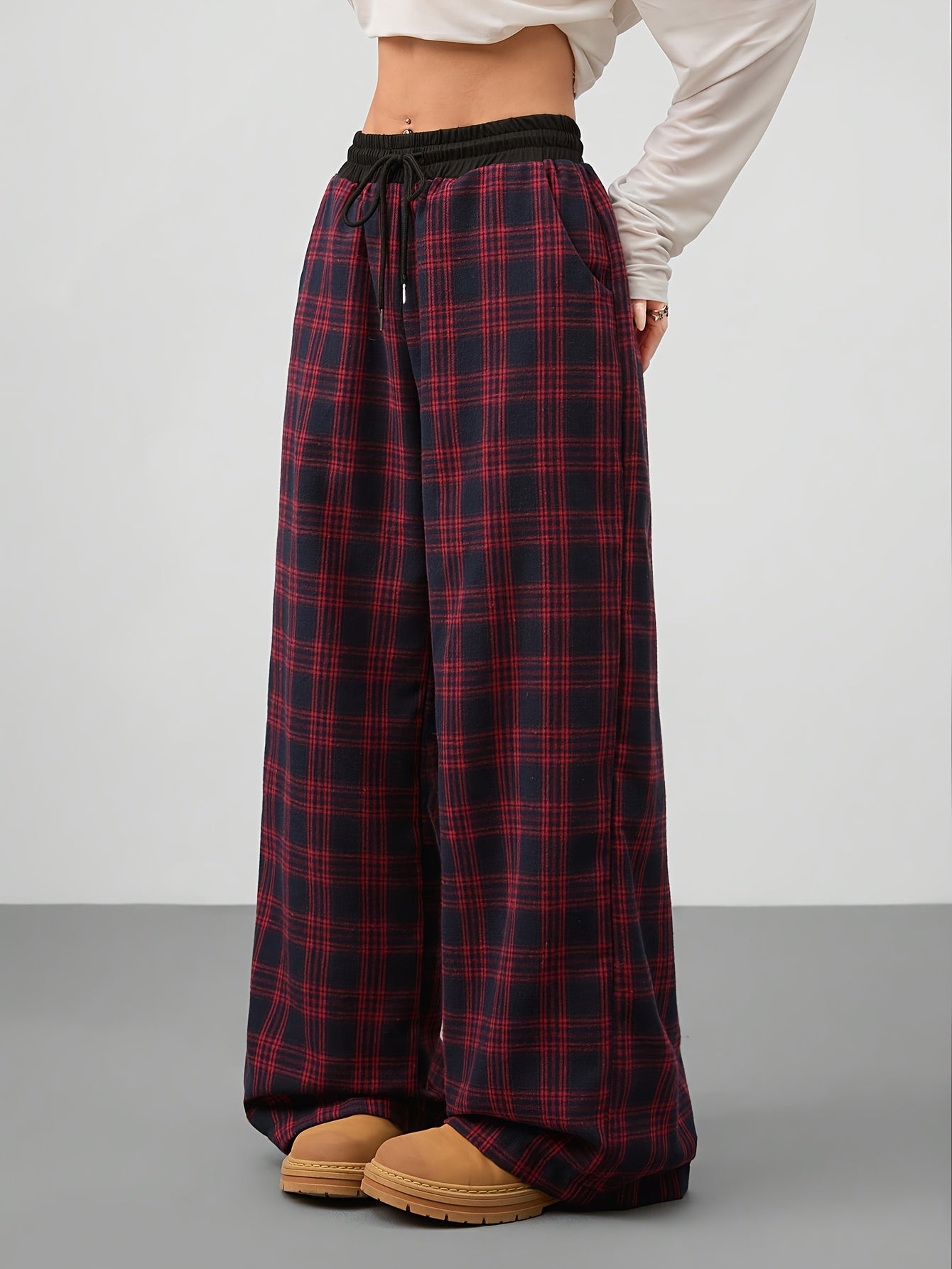 Pantalon large à carreaux style décontracté pour femme, idéal pour la détente ou le week-end