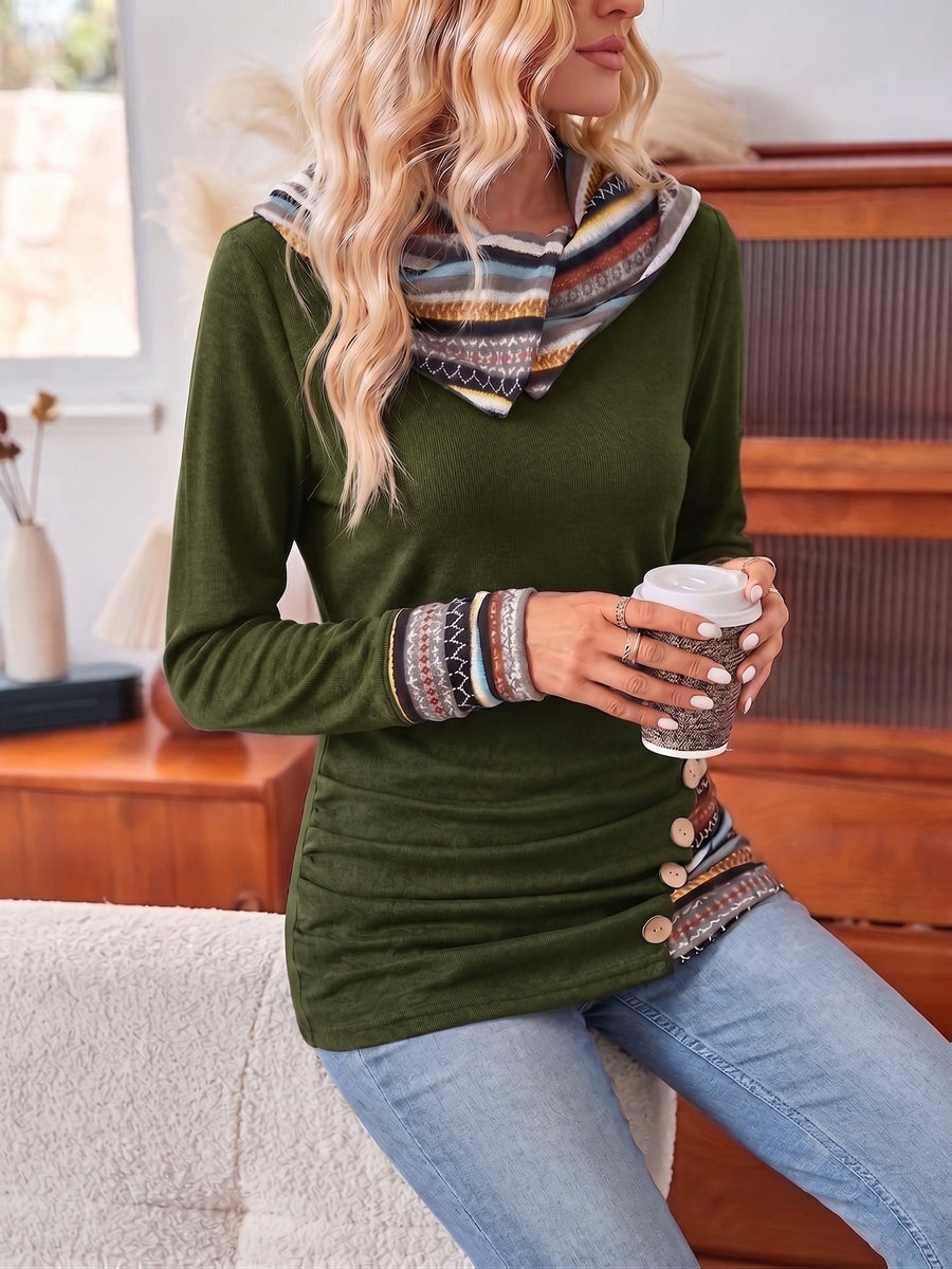 Top de mujer con cuello drapeado, motivos étnicos y botones asimétricos