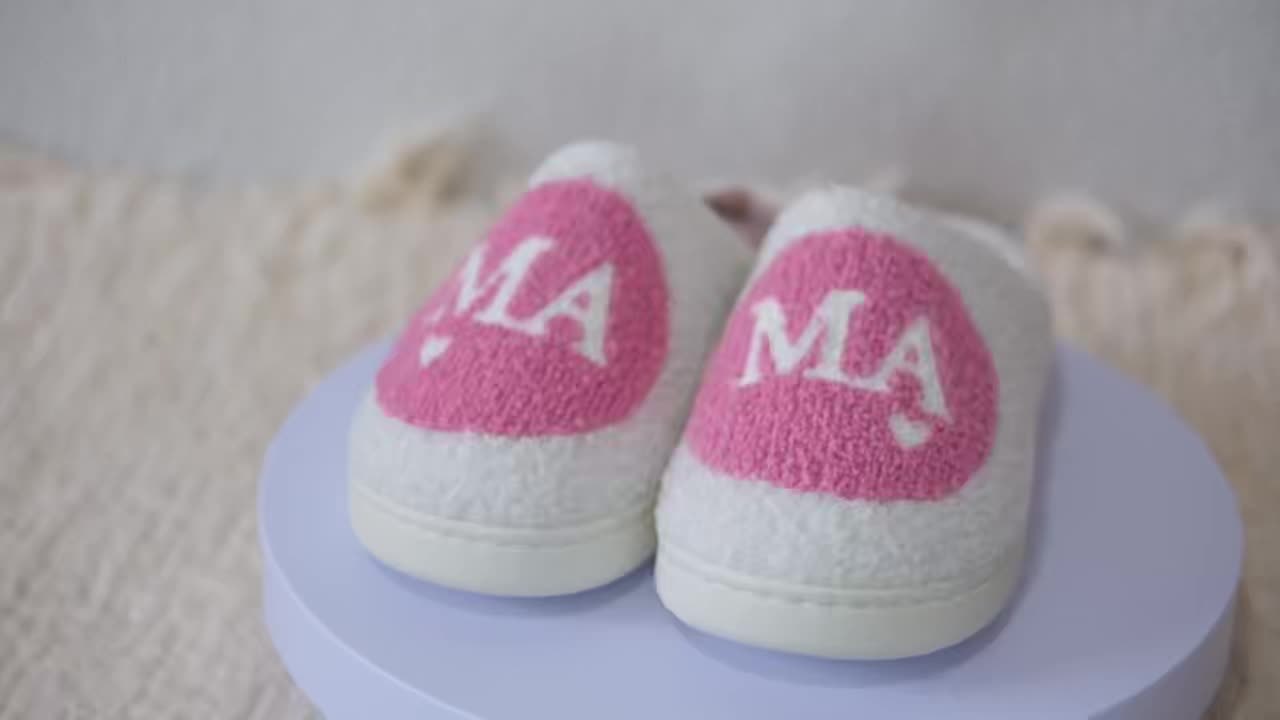 Hausschuhe für Frauen im Kuschelstil mit MAMA-Motiv für entspannte Stunden zuhause