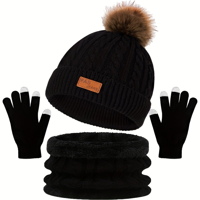 Set van gebreide muts, handschoenen en sjaal met kabelpatroon en pompon