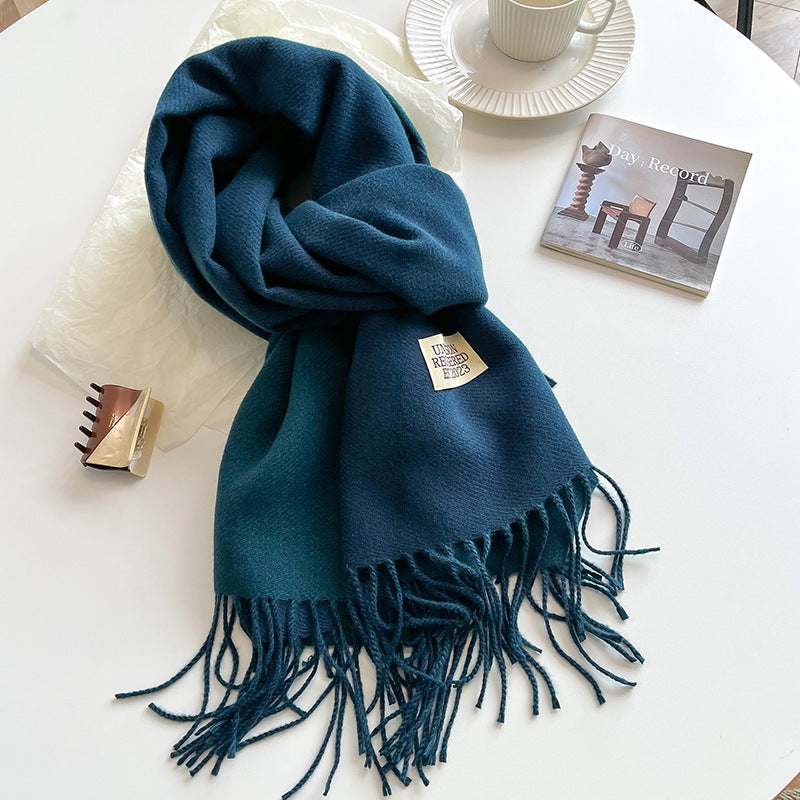 Mjuk scarf med fransar i enfärgade eller tvåfärgade varianter