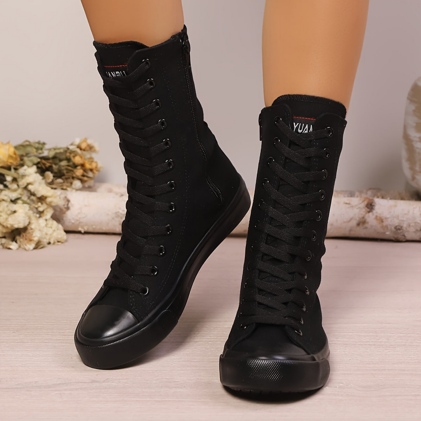 Bottes montantes type basket blanches à lacets et fermeture éclair latérale