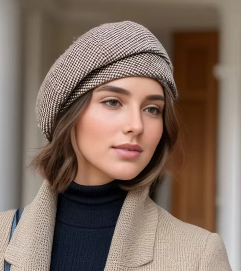 Damesbaret met klep van beige licht gestructureerde stof met micro-ruitmotief