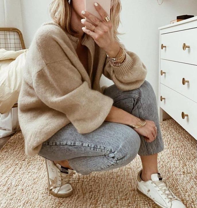 Beige, løstsittende cardigan for dame med knapper i myk strikk