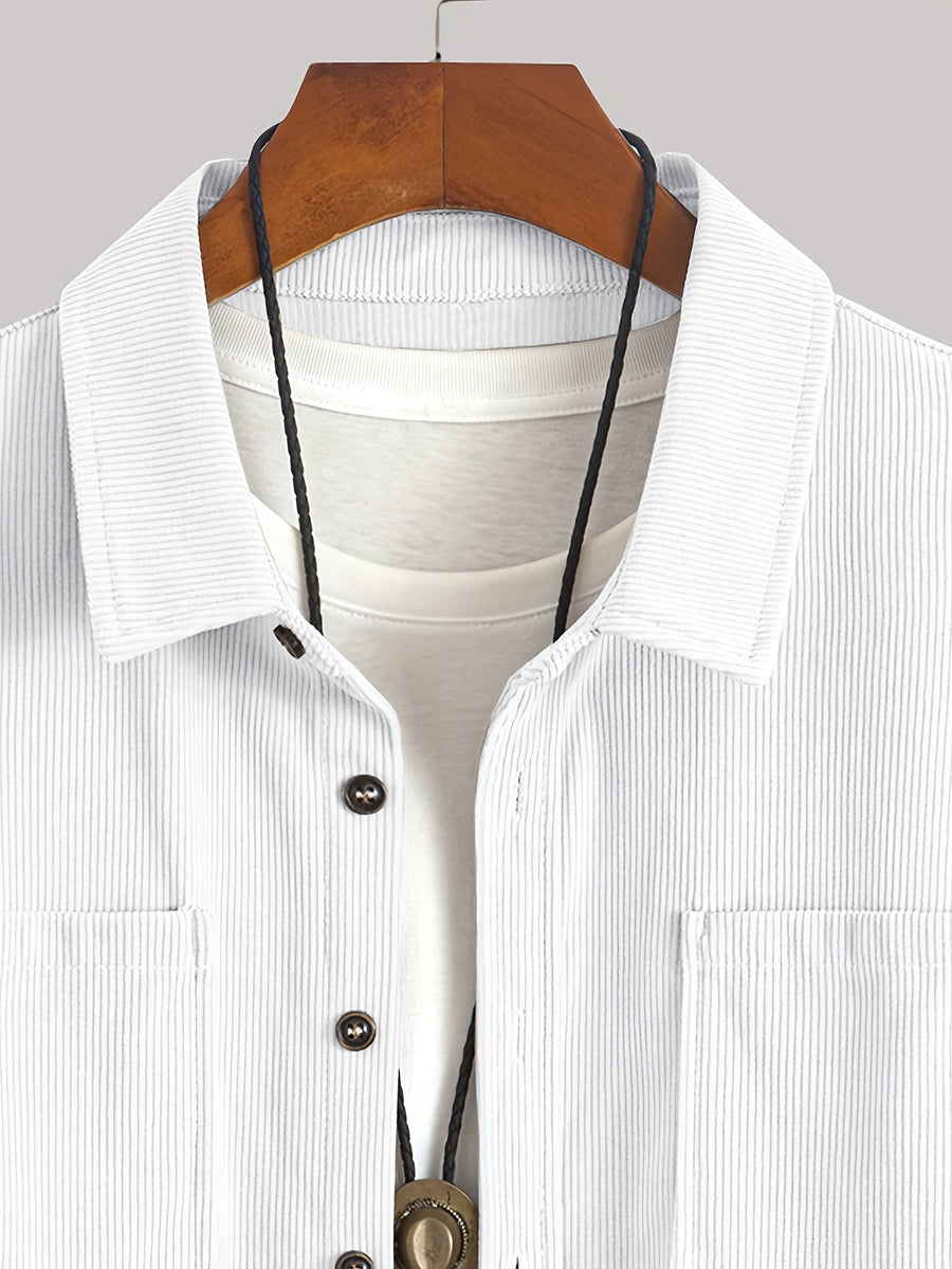 Herrenhemd im Overshirt-Stil aus geripptem Stoff mit Knöpfen und Brusttaschen