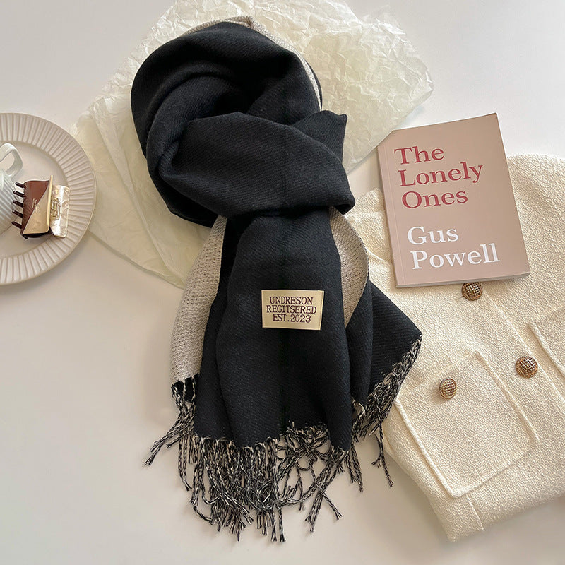 Mjuk scarf med fransar i enfärgade eller tvåfärgade varianter
