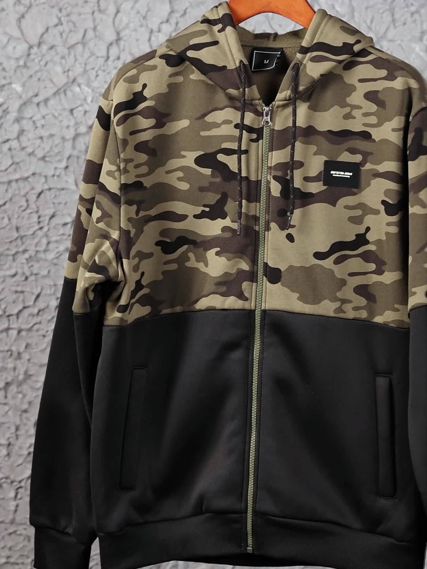 Ensemble survêtement camouflage kaki et noir homme avec veste à capuche zippée