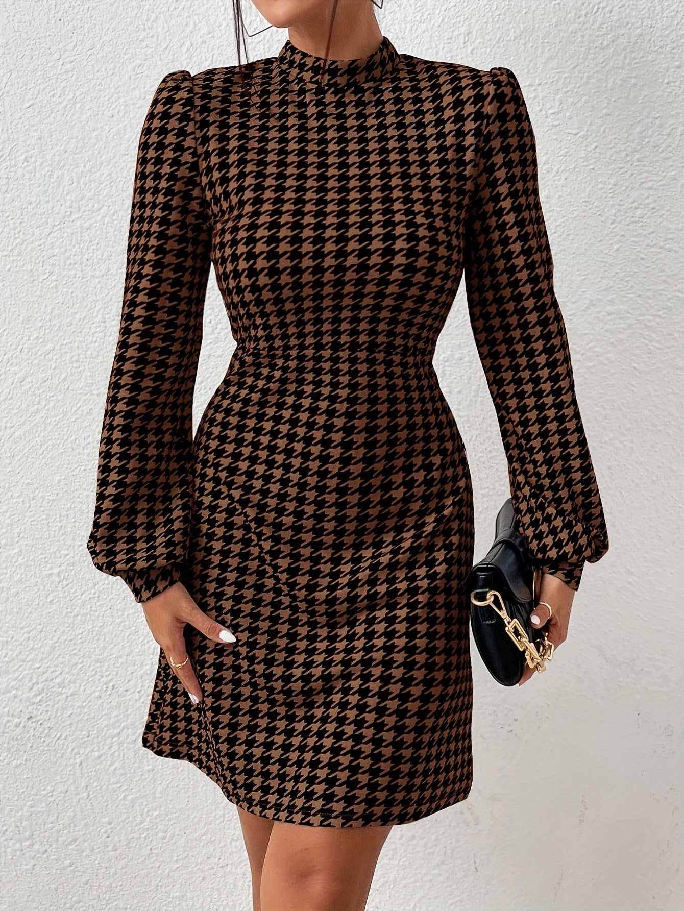 Robe courte Femme motif pied-de-poule marron et noir, manches longues bouffantes