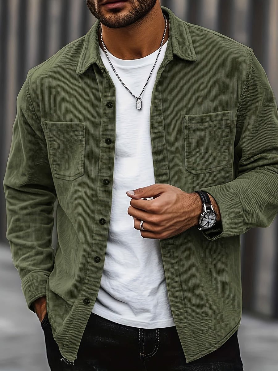 Herrenhemd im Overshirt-Stil aus geripptem Stoff mit Knöpfen und Brusttaschen