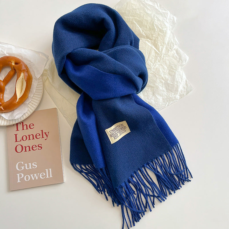 Mjuk scarf med fransar i enfärgade eller tvåfärgade varianter