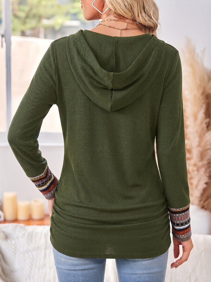 Top de mujer con cuello drapeado, motivos étnicos y botones asimétricos