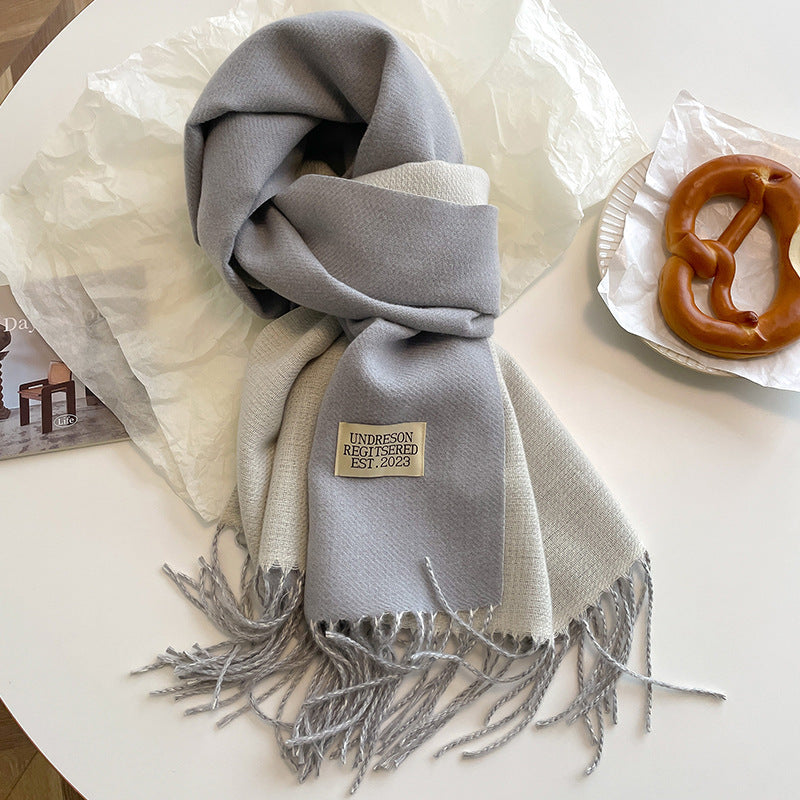 Mjuk scarf med fransar i enfärgade eller tvåfärgade varianter