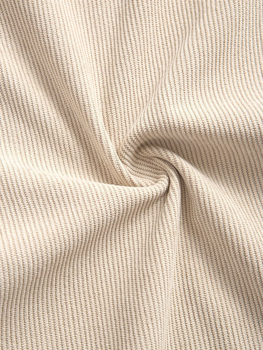 Herrenhemd im Overshirt-Stil aus geripptem Stoff mit Knöpfen und Brusttaschen