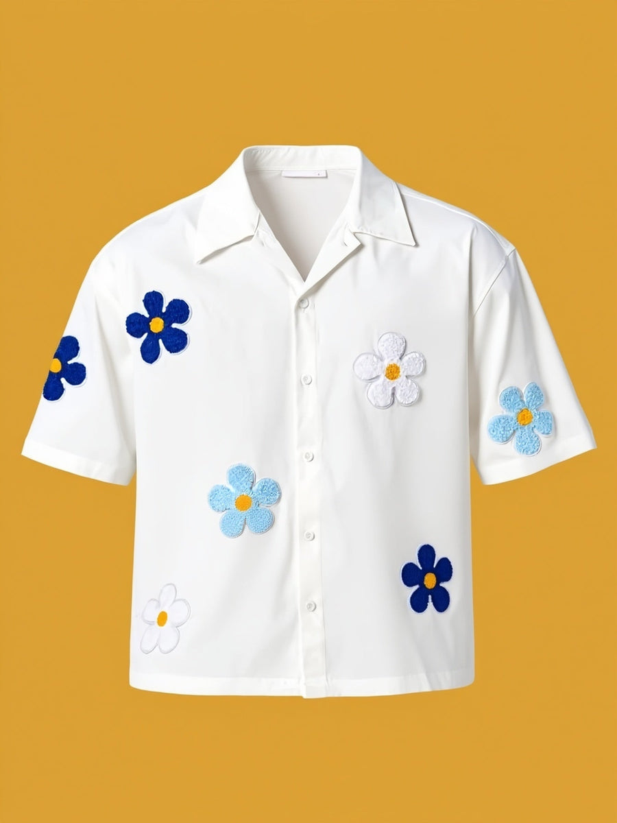 Avslappet kortermet camp-skjorte for menn med blomsterapplikasjoner for en trendy sommerstil