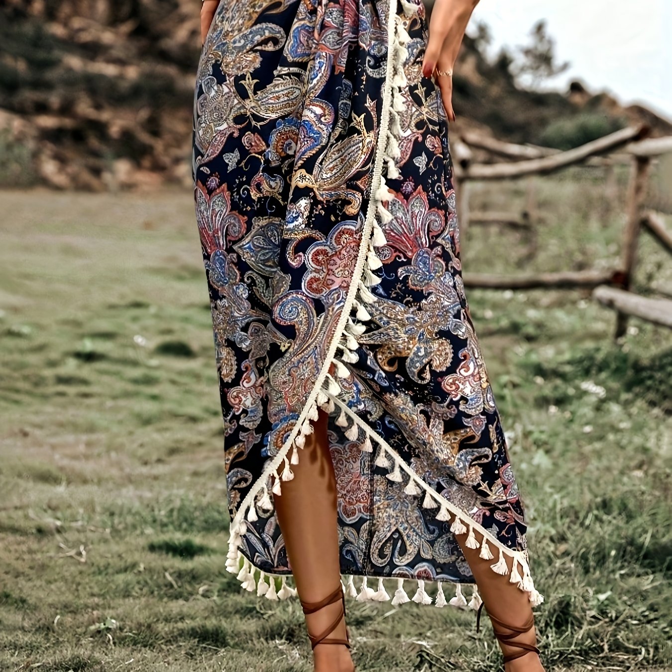 Falda cruzada bohemia para mujer estilo midi con estampado paisley y detalle de pompones para verano y vacaciones