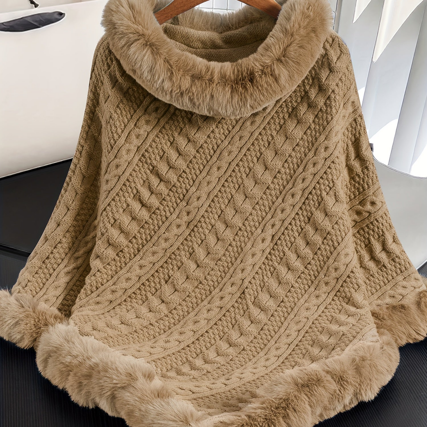 Poncho Femme Tricoté Bleu Marine avec Col et Bordure en Fourrure Synthétique