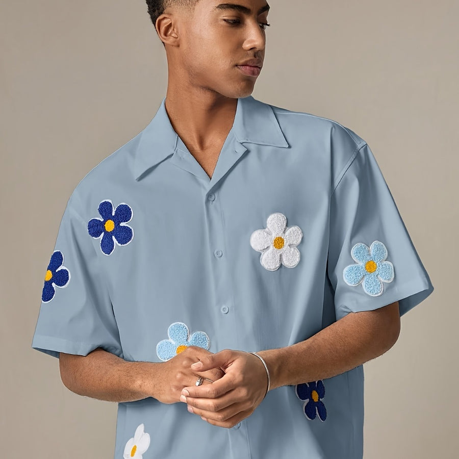 Avslappet kortermet camp-skjorte for menn med blomsterapplikasjoner for en trendy sommerstil