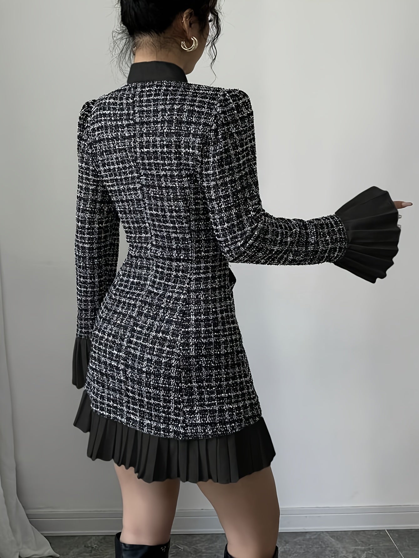 Robe courte Femme motif écossais noir et blanc avec nœud lavallière et jupe plissée