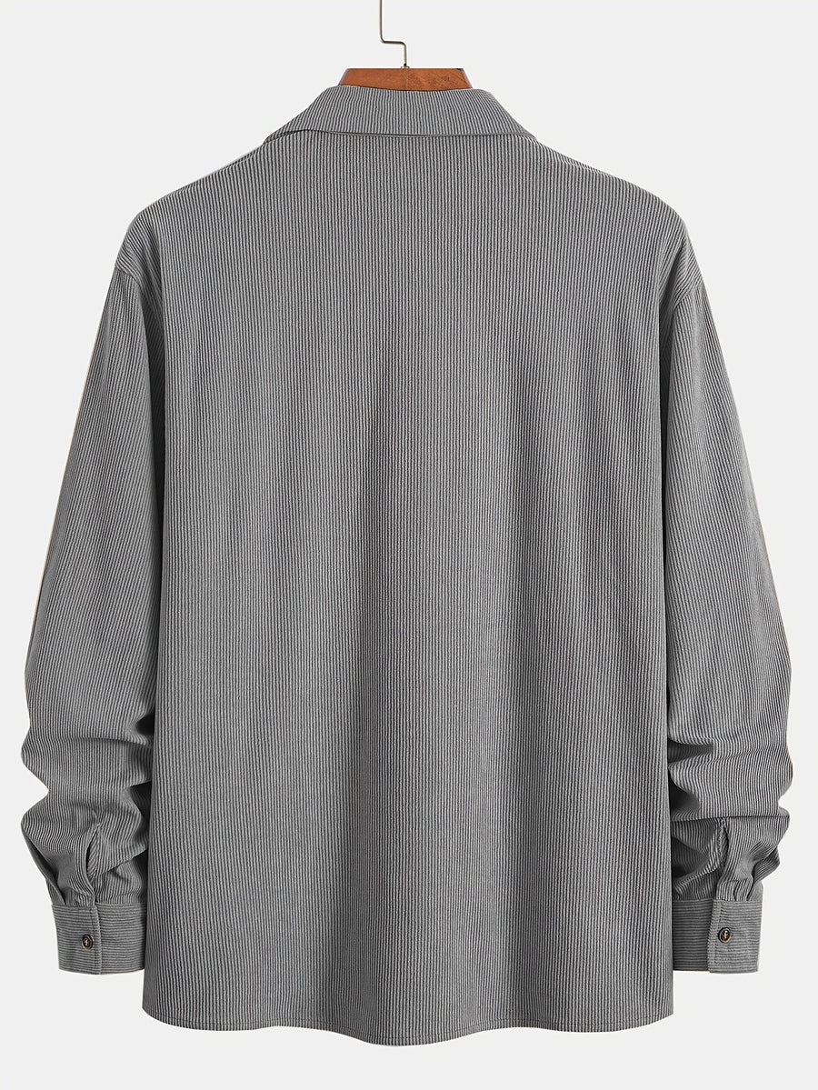 Herrenhemd im Overshirt-Stil aus geripptem Stoff mit Knöpfen und Brusttaschen