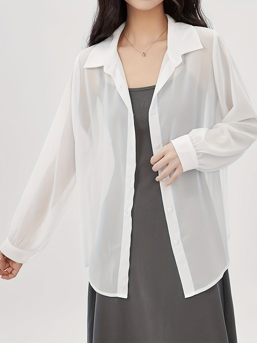 Lös damblus med knappar i avslappnad stil, perfekt för elegant lager-på-lager-look
