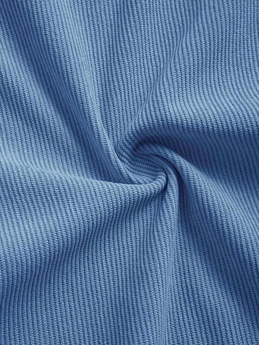 Herrenhemd im Overshirt-Stil aus geripptem Stoff mit Knöpfen und Brusttaschen