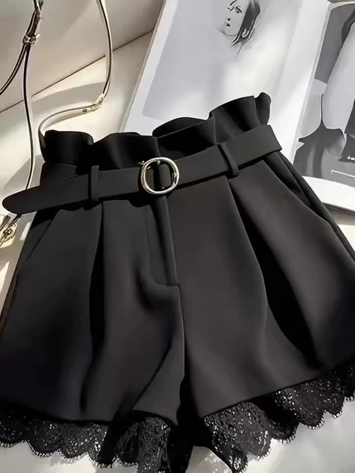 Short taille haute femme style paperbag avec ceinture et finition dentelle élégante