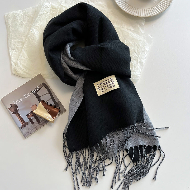 Mjuk scarf med fransar i enfärgade eller tvåfärgade varianter