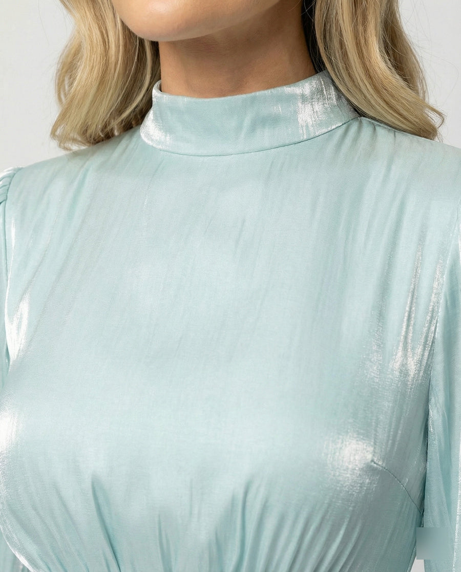Robe longue plissée à col montant et manches longues