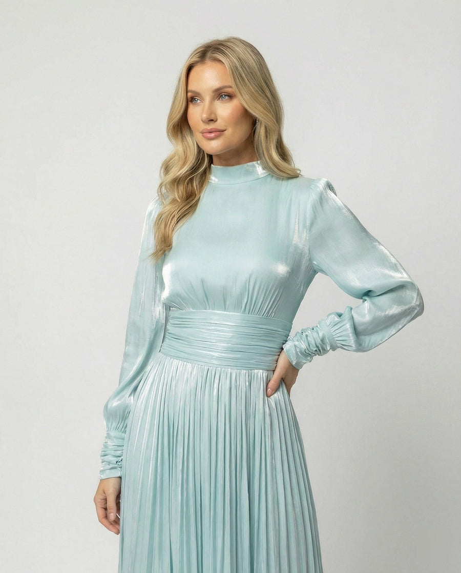 Robe longue plissée à col montant et manches longues