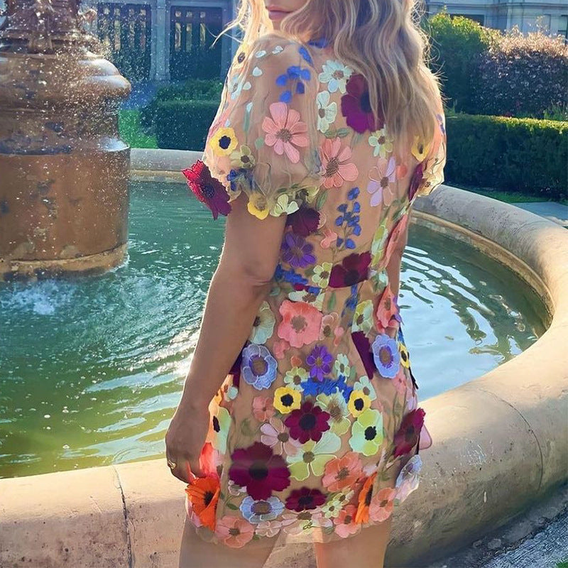 Hayley – Kjole med lanterneærmer, tredimensionelle blomster og elegant V-udskæring
