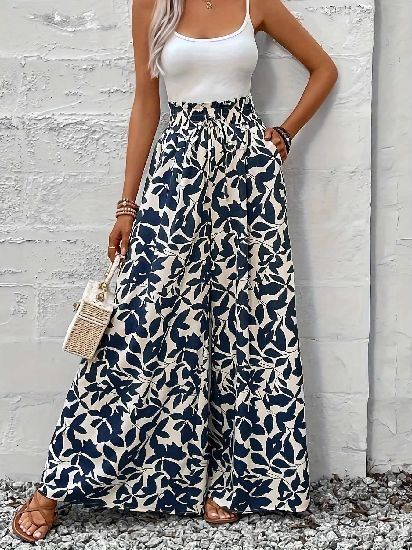 Pantalon large femme style bohème chic taille haute à imprimé feuillage pour occasions estivales et sorties élégantes